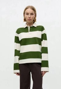 Polo de manga longa com riscas horizontais verdes e brancas, colarinho com botões, e tecido macio e texturizado.