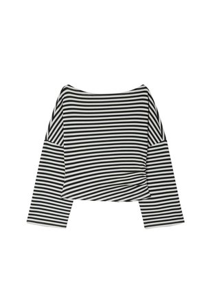 Crop top à manches longues rayé horizontalement noir et blanc, avec un large col et une coupe ample.