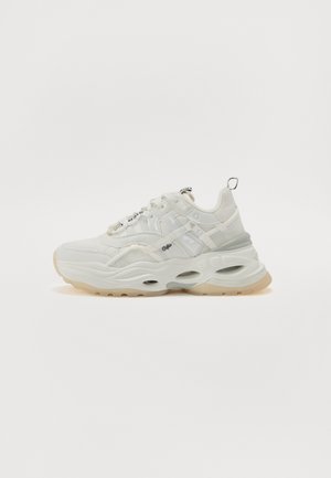 Vita sneaker gjord av syntetiskt material med texturerade detaljer, tjock sula och snörningsdesign; har överlägg och en dragflik på hälen.