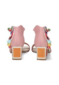 Sandalias de piel rosa con tacón cuadrado. Acabadas con elementos decorativos coloridos y una parte trasera con estampado. Diseño de tiras planas.