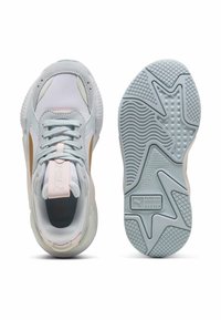 Jasnoniebieskie buty sportowe z siateczki i zamszu, z złotymi akcentami i wzorzystą gumową podeszwą. Widoczne sznurowadła i wyściełany kołnierz.