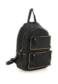 Zaino in pelle nera con due tasche frontali con zip, dettagli in metallo dorato e manico superiore. Presenta una superficie testurizzata e spallacci regolabili.