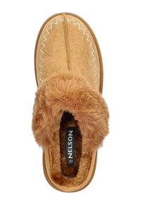 Tan slipper met een zachte, pluizige bontkraag. Heeft een gestikt ontwerp in het midden en een gestructureerde buitenzool. Maatlabel zichtbaar van binnen.