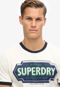 Superdry & Co RINGER WORKWEAR GRAPHIC - Camiseta estampada - winter white eclipse navy