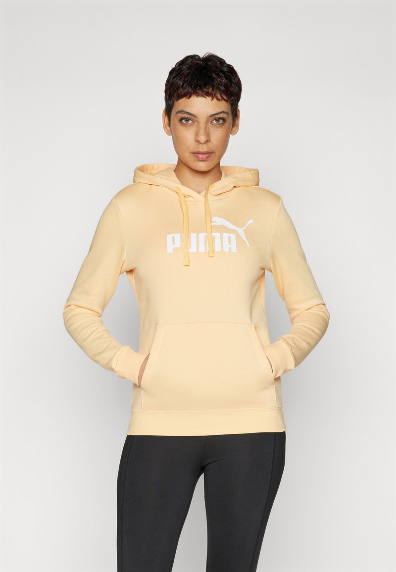 PUMA mikina svetložltá s predným vreckom, kapucňou so šnúrkami a bielym logom. Má dlhé rukávy a voľný strih.