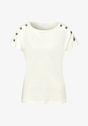 Bílá košile s krátkým rukávem, kulatým výstřihem a šesti dekorativními hnědými knoflíky, třemi na každém rameni.