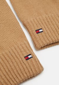 Tommy Hilfiger ESSENTIAL FLAG GLOVES - Fingervantar - camel