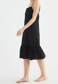 Trendyol Cocktailklänning - black