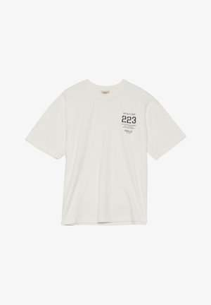 Biała bawełniana koszulka z krótkim rękawem, okrągłym dekoltem i graficznym nadrukiem na lewym piersiowym featuring z numerami i tekstem w kolorze czarnym.