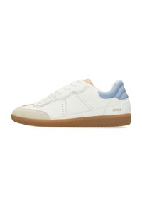 Zapatilla de cuero blanca con capuchón de ante en la puntera y acento en el talón de color azul claro. Cuenta con cordones planos, diseño perforado y una suela de goma.