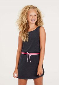 Dunkelgraues ärmelloses Kleid aus weichem Material, mit einem rosa-weiß gestreiften Kordelzuggürtel in der Taille. Einfaches, lässiges Design.