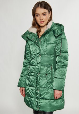 Gevoerde groene parka met een bontgevoerde capuchon, rits- en drukknoopsluitingen, zijzakken en een glanzende satijnen afwerking. Beschikt over textuurpanelen aan de zijkanten.