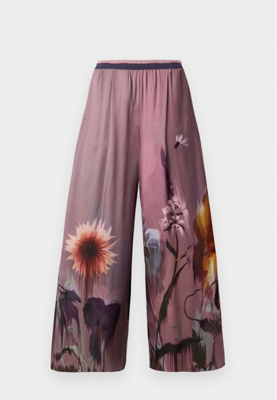 Pantaloni a gamba larga in un tessuto morbido e fluido, caratterizzati da uno sfondo rosa sfumature con vivaci motivi floreali in giallo, viola e blu.