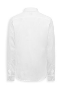 Camisa blanca de vestir de manga larga con puños abotonados, canesú trasero y cuello recto, mostrada por detrás sobre un fondo blanco.