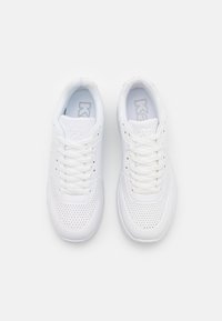 Witte sportieve schoenen met een glad synthetisch bovenwerk met geperforeerde details, ronde neus, gevoerde rand en veters. Lichte zoolontwerp.