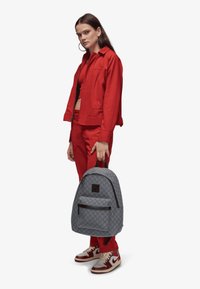 Jordan JAM MONOGRAM BACKPACK UNISEX - Hátizsák - smoke grey