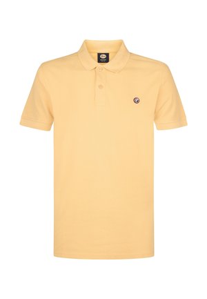 Żółta koszulka polo wykonana z miękkiej bawełny, z kołnierzykiem, dwu guzikowym zapięciem oraz małą naszywką z logo na lewej piersi. Krótkie rękawy.