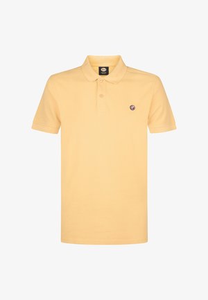 Polo giallo realizzato in morbido cotone, con colletto, patta con due bottoni e una piccola etichetta con logo sul lato sinistro del petto. Maniche corte.