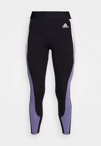 Czarne legginsy sportowe z fioletowymi bocznymi panelami. Wykonane z elastycznego materiału i mają szeroki czarny pas w talii. Logo Adidas na biodrze.