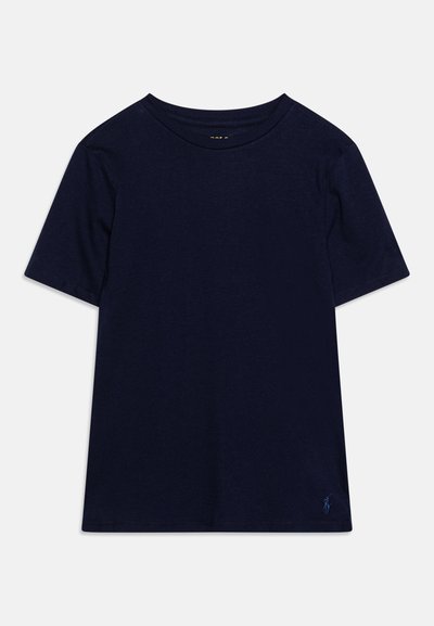 Camiseta de algodón azul marino con escote redondo y mangas cortas. Presenta un pequeño logo bordado en la parte inferior izquierda.