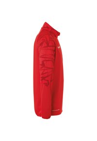 Maglietta rossa a maniche lunghe con una texture liscia, caratterizzata da un motivo geometrico sulle maniche superiori e un colletto con zip. Branding visibile sul petto.