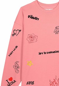 Felpa rosa con vari design grafici neri e colorati, tra cui cuori, rose, un serpente e testo. Data di produzione 2022.