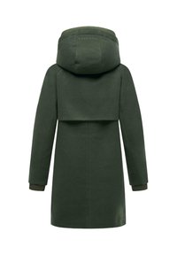 Manteau long vert foncé avec capuche, présentant un design à dos stratifié et une texture lisse. Comprend des manches ajustées et un logo discret.