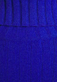 pure cashmere TURTLE NECK DRESS - Vestido de malha - royal blue
