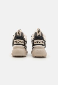 Paire de baskets noires et beiges avec semelles épaisses, languettes beiges et doublure en polaire, affichant la marque Buffalo sur le talon et les languettes, vues de dos.