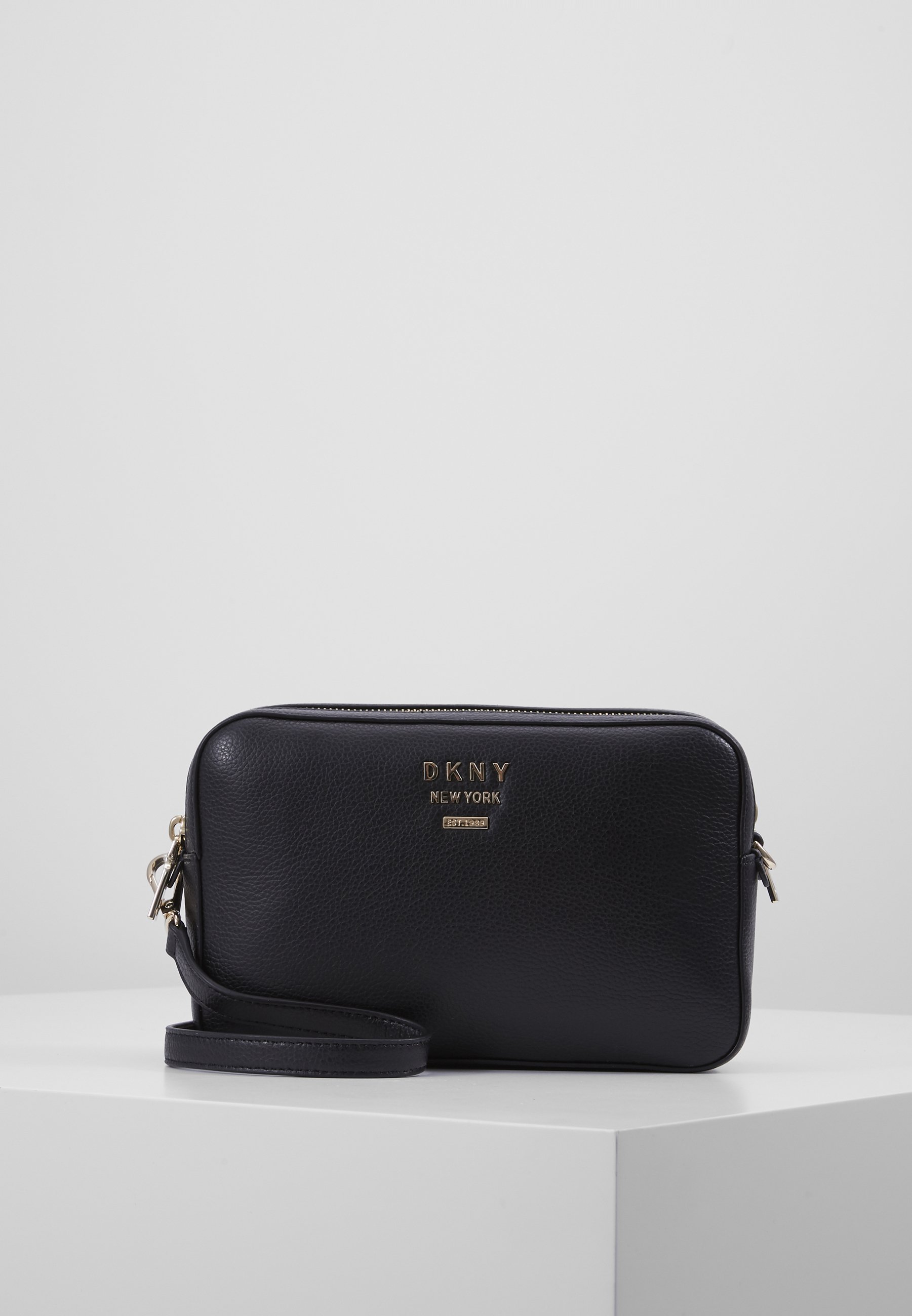 DKNY WHITNEY CAMERA BAG Axelremsväska blackgoldsvart DKNY THELMA CAMERA BAG Axelremsväska blackgold Zalando.se