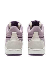 Sneaker alte in suede viola con dettagli crema e suola bianca. Presentano un materiale testurizzato e un colletto imbottito per il comfort.