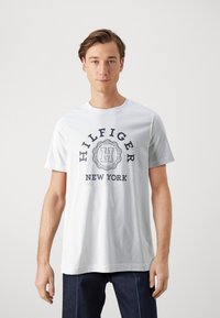 Tommy Hilfiger - COIN TEE - Apdrukāts T-krekls - white Miniatūras attēls 1