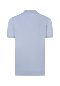 Camisa polo de manga corta azul claro con collar texturizado y dobladillos acanalados. Tejido de punto suave, diseño simple y color liso. Vista trasera mostrada.