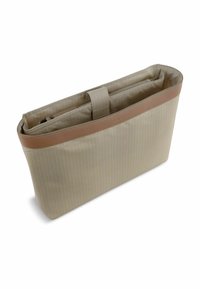 Beige gestreepte stoffen tas organizer met een soepele bruine leren rand en een middenverdeling, met een open-top ontwerp en een gestructureerde rechthoekige vorm.