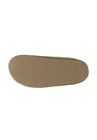 Zool van een bruine schoen met een gestructureerde rubberen onderkant voor grip, weergegeven tegen een witte achtergrond.