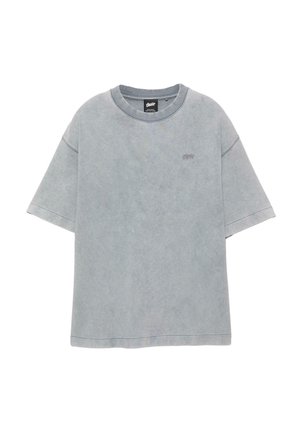 T-shirt à manches courtes gris clair avec col rond, petit logo brodé sur le côté gauche de la poitrine et col côtelé.