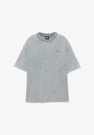 T-shirt à manches courtes gris clair avec col rond, petit logo brodé sur le côté gauche de la poitrine et col côtelé.