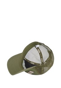 Gorra trucker verde oliva con parte trasera de malla y detalles bordados. Presenta un visor curvado y una banda interior con el logo impreso.