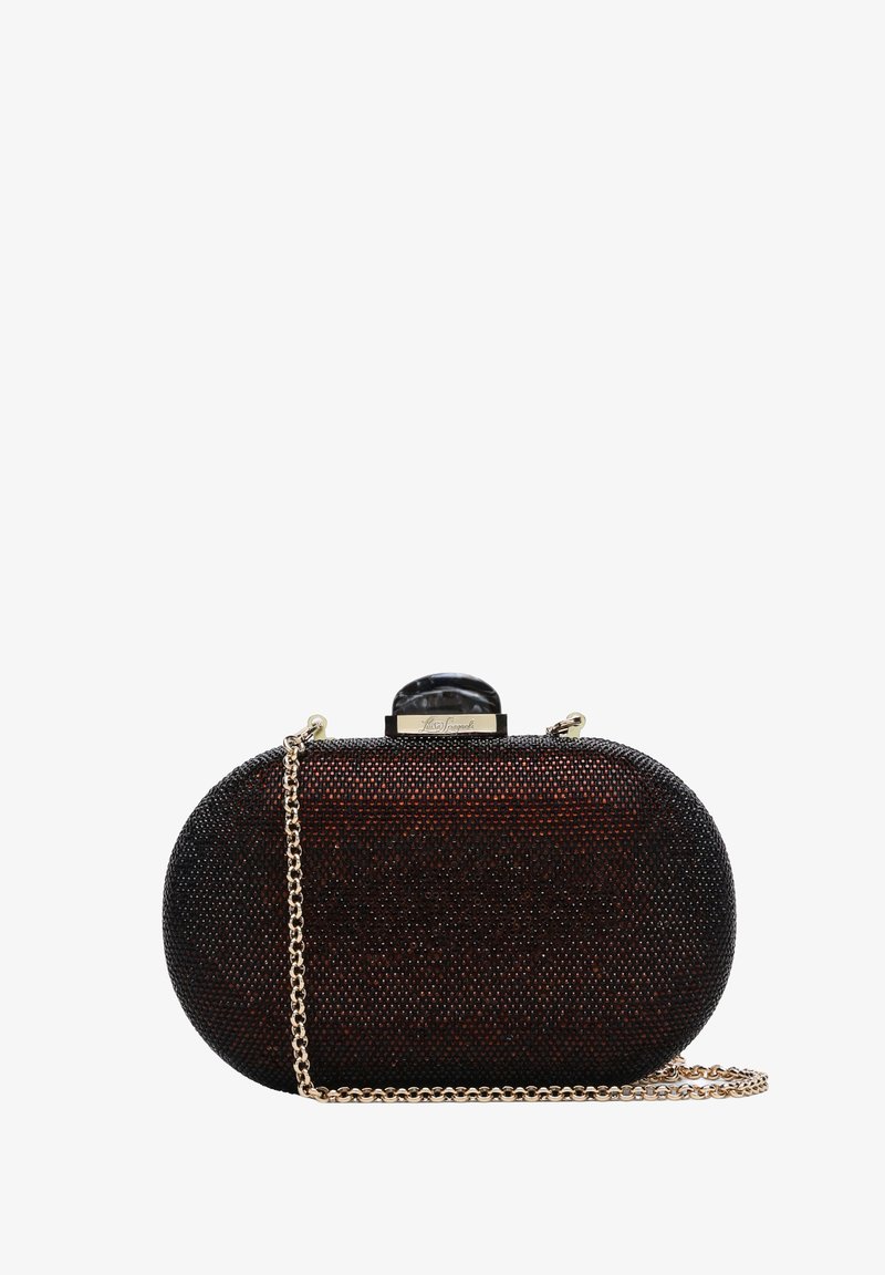 Petit sac pochette ovale noir avec surface texturée et bandoulière chaîne dorée, doté d'une fermeture à clip noire sur le dessus.
