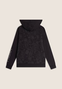 Hoodie noir avec un motif cachemire et une capuche à cordons. Manches longues avec un détail textuel sur le bras gauche. Matériau doux et texturé.