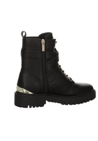 Bottine en cuir noir avec laçage sur l’avant, fermeture éclaire latérale avec tirette métallique, détail de sangle, semelle texturée et accent métallique sur le talon.