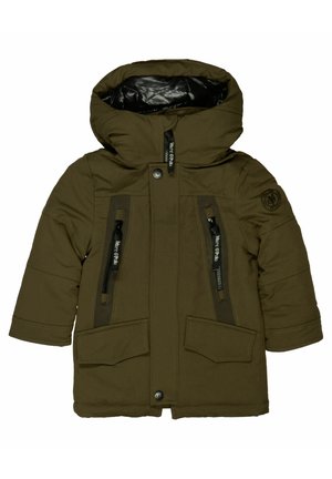 Parka d'hiver pour enfants vert olive avec capuche, deux poches poitrine zippées, deux poches à rabat et logo de la marque sur la manche gauche.
