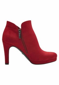 Stivaletti alla caviglia in suede rosso con tacco alto, dotati di una zip laterale, punta arrotondata e una piattaforma per un'altezza aggiuntiva. Texture liscia su tutta la superficie.