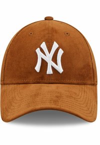 Braune Cordjacken-Baseballmütze mit einem weißen gestickten "NY"-Logo auf der Vorderseite, strukturiertem Material, gebogenem Schirm und Knopf an der Oberseite.