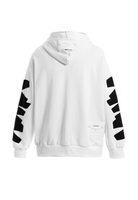 Sudadera blanca con capucha, patrones abstractos negros en las mangas y un panel texturizado con detalles metálicos en la parte posterior. Tejido suave.