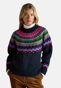Pletený sveter tmavomodrej farby s farebným vzorovaným yoke v odtieňoch ružovej, zelenej a žltej, s elastickými manžetami a spodným okrajom.