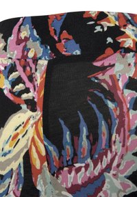 Flowerpatroon stof met levendige kleuren (roze, blauw, geel, rood) op een zwarte achtergrond, met een gestructureerde weving en contrast in het ontwerp.