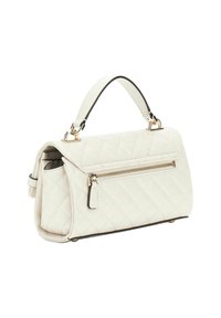 Helle, cremefarbene, gesteppte Handtasche mit einem oberen Tragegriff, einer Front-Reißverschlusstasche und abgerundeten Kanten, die auf einem weißen Hintergrund liegt.