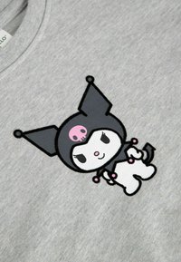 Szara bluza z kapturem z nadrukiem kreskówkowej postaci, która ma czarno-różowy kaptur, białe ciało i czarne akcenty, widoczna na przodzie bluzy.