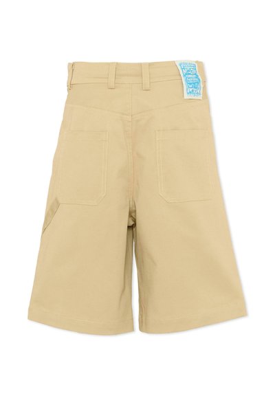Shorts beige longueur genou avec poches arrière, passants pour ceinture et une étiquette bleue sur le côté droit de la ceinture.